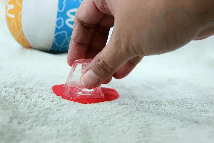 aid39250 728px Remove Chewing Gum from Carpets Ice Cube Method Step 3