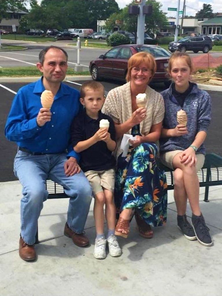 This Woman Offered To Capture A Joyful Family Photo Who Had Gone Out For Ice Cream Together