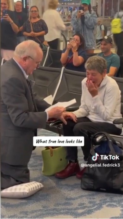 60 Year Reunion Surprise 78 Year Old Man Proposes to Long Lost Love at the Airport2