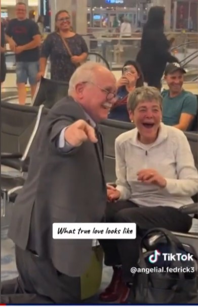 60 Year Reunion Surprise 78 Year Old Man Proposes to Long Lost Love at the Airport8