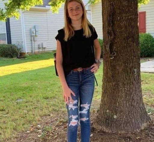 Middle Schooler Has Her BackToSchool Picture Photobombed By An Unexpected Guest