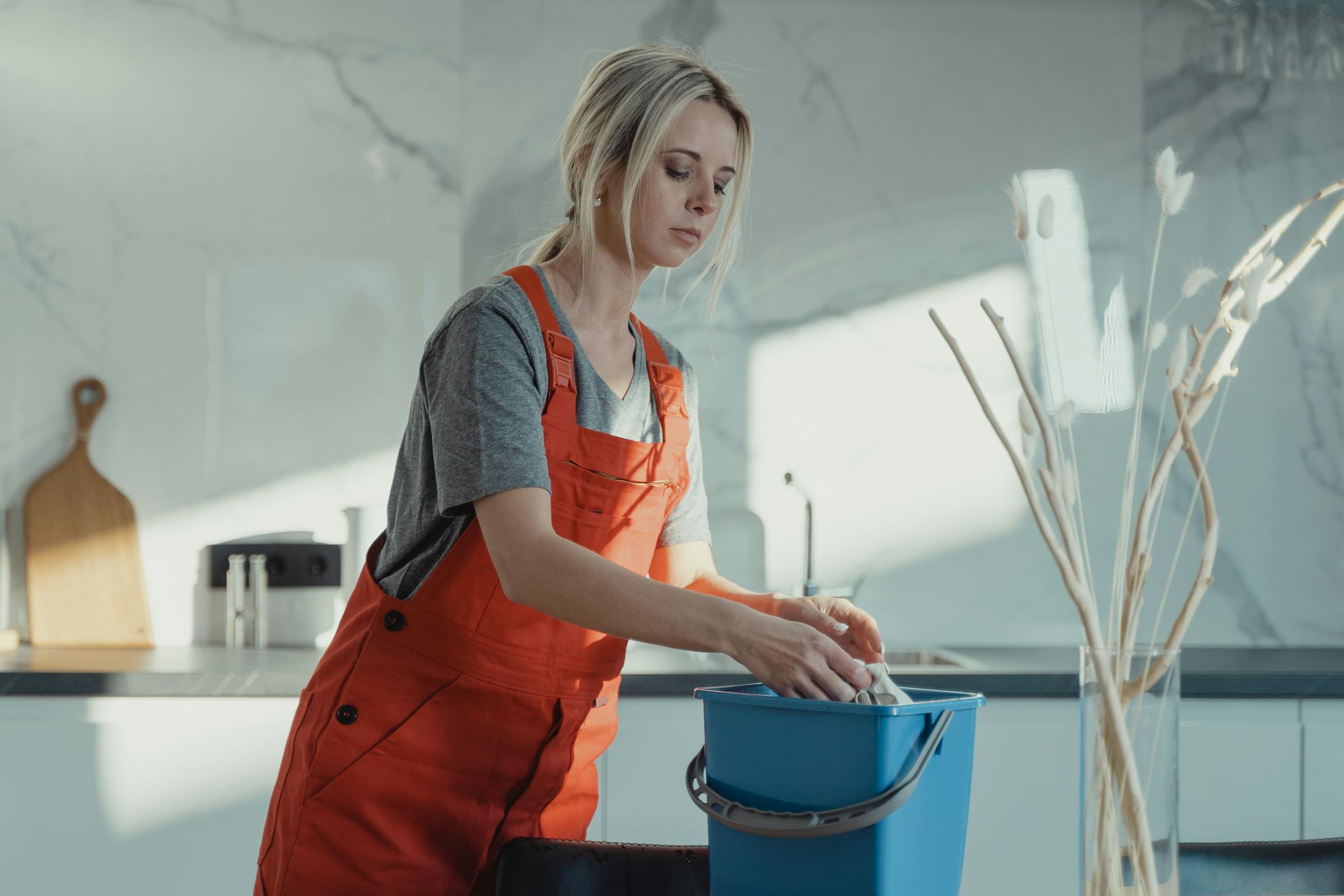 A woman cleaning a home | Source: Pexels