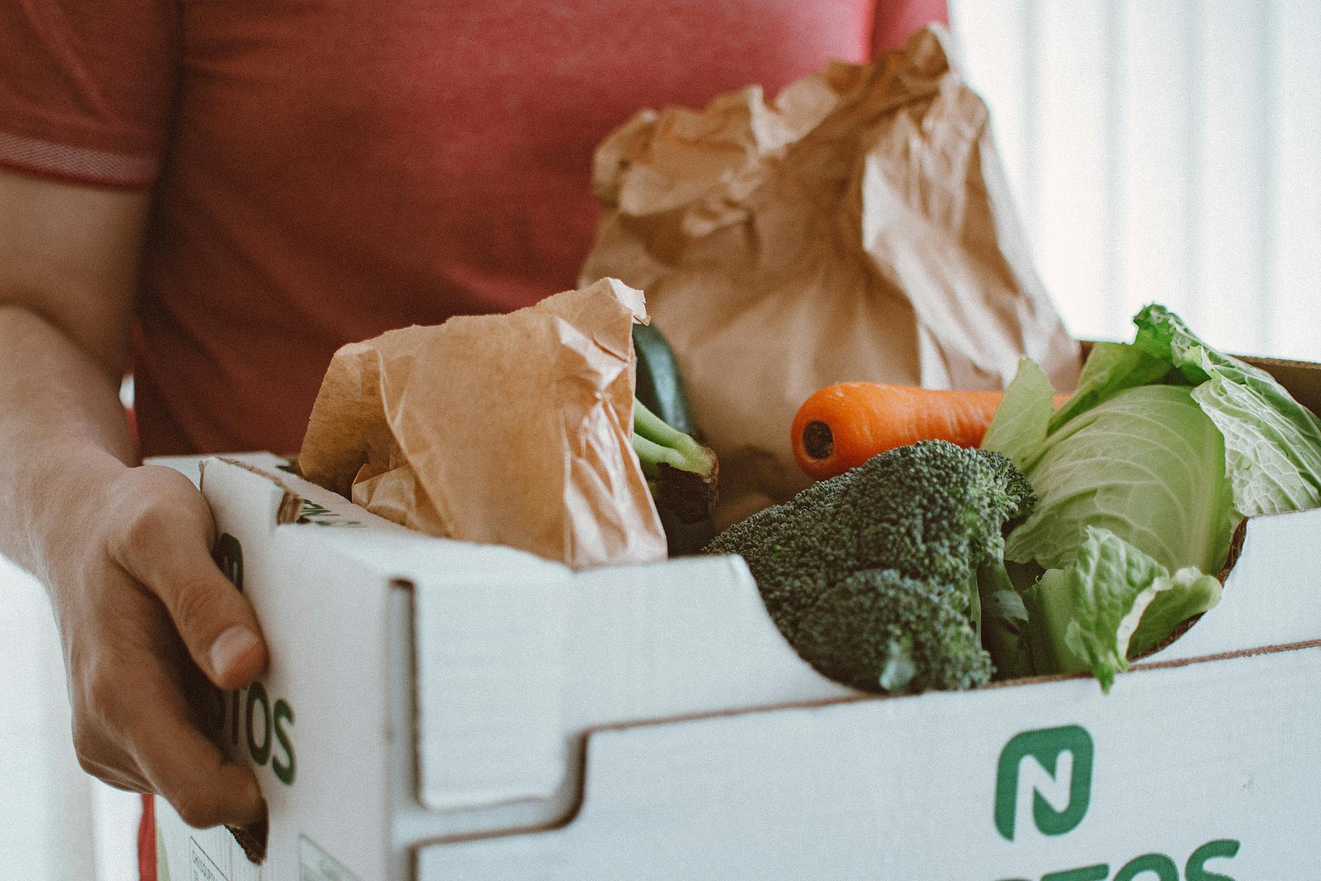 A person holding a box of groceries | Source: Pexels