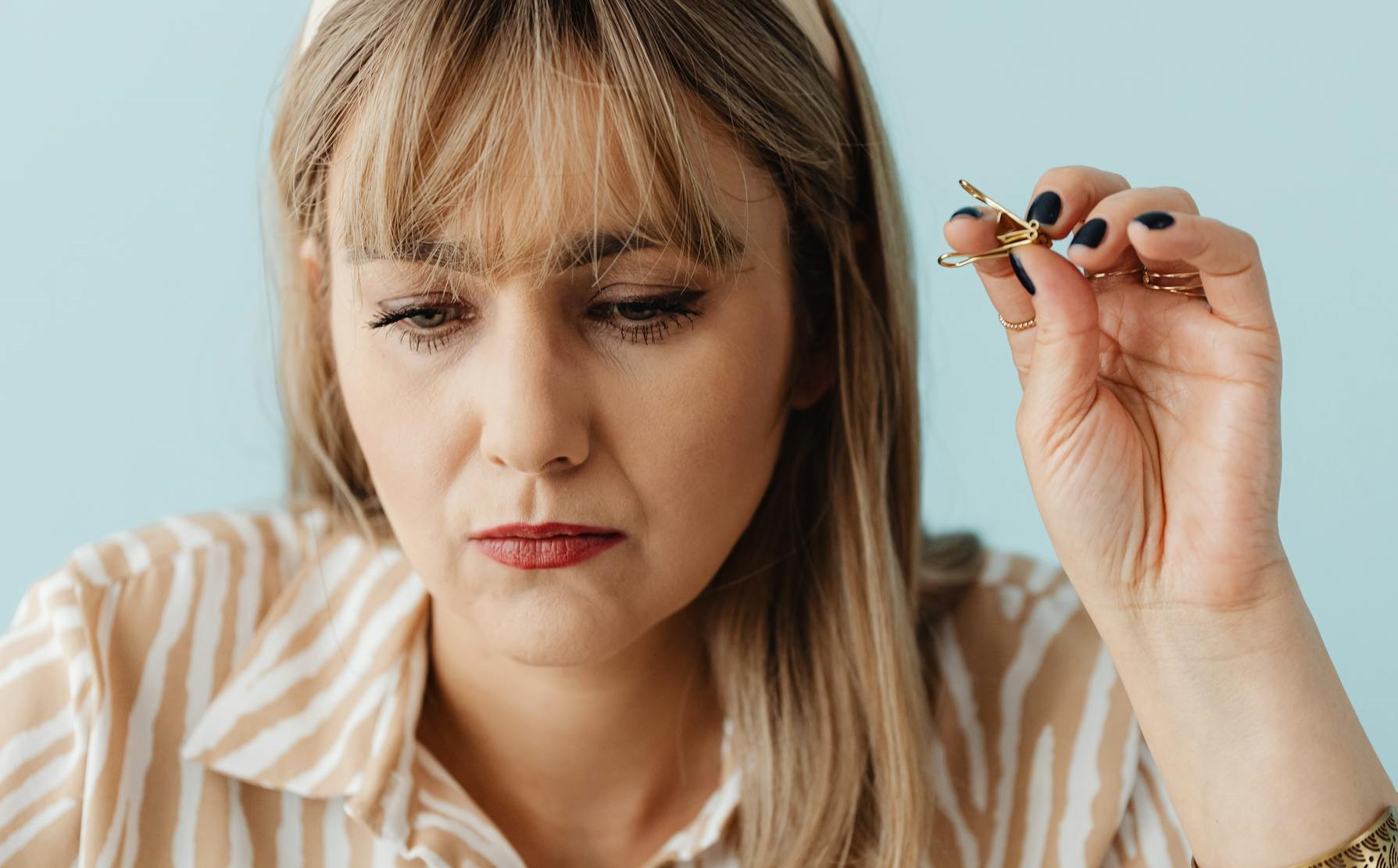 A woman looking down | Source: Pexels