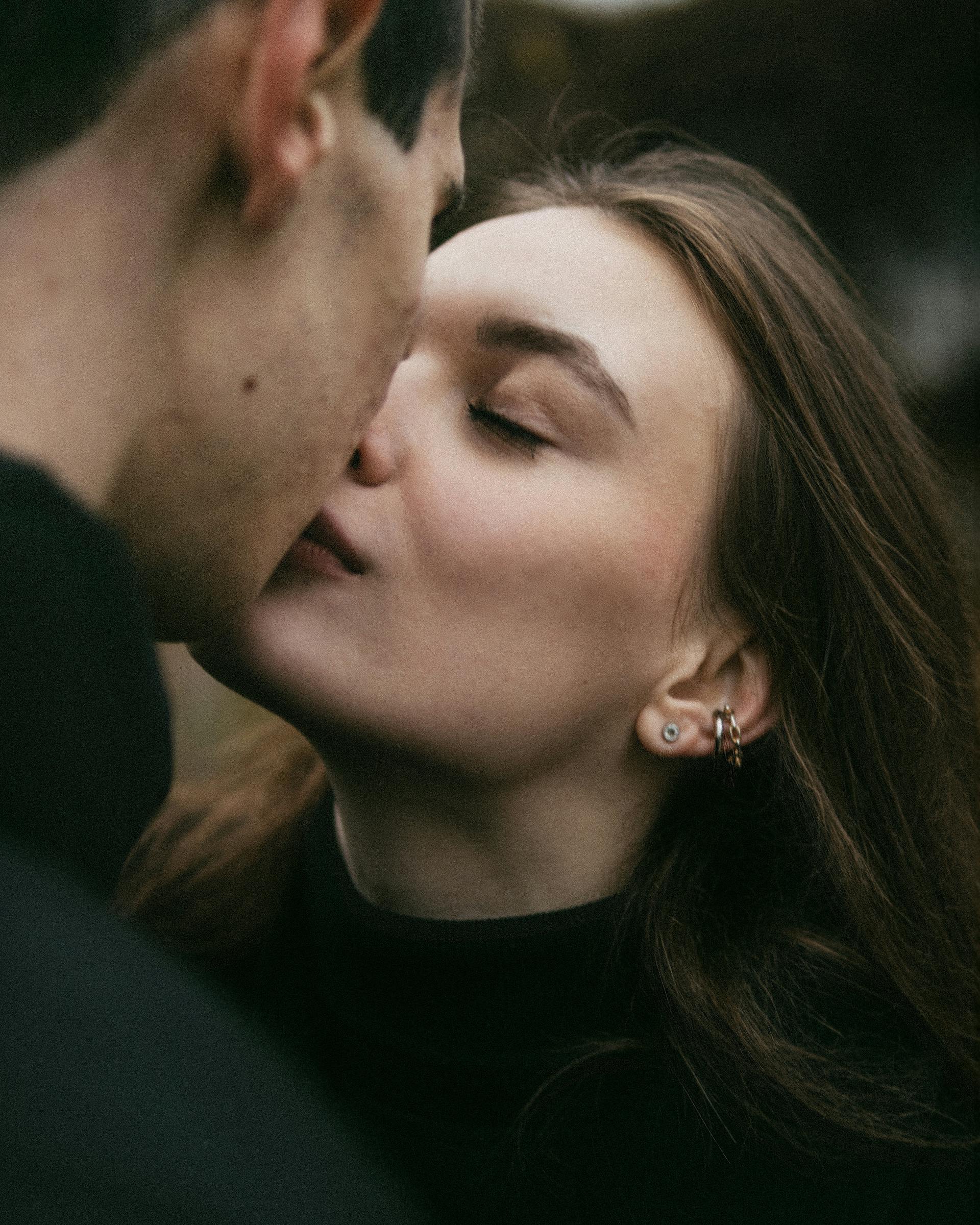 A couple kissing | Source: Pexels