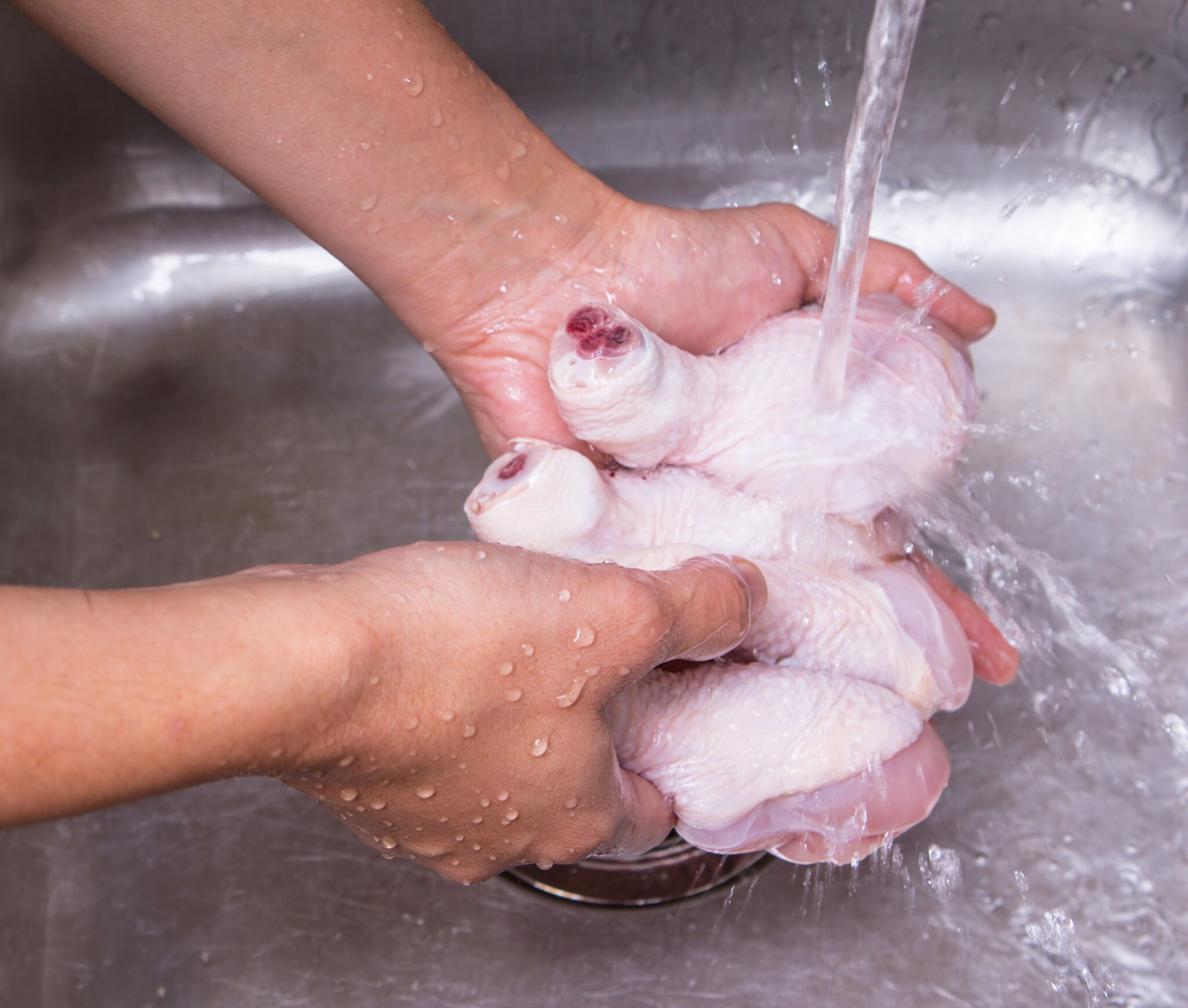 Doctor Explains Why You Should NEVER Wash Your Chicken Before Cooking It 2