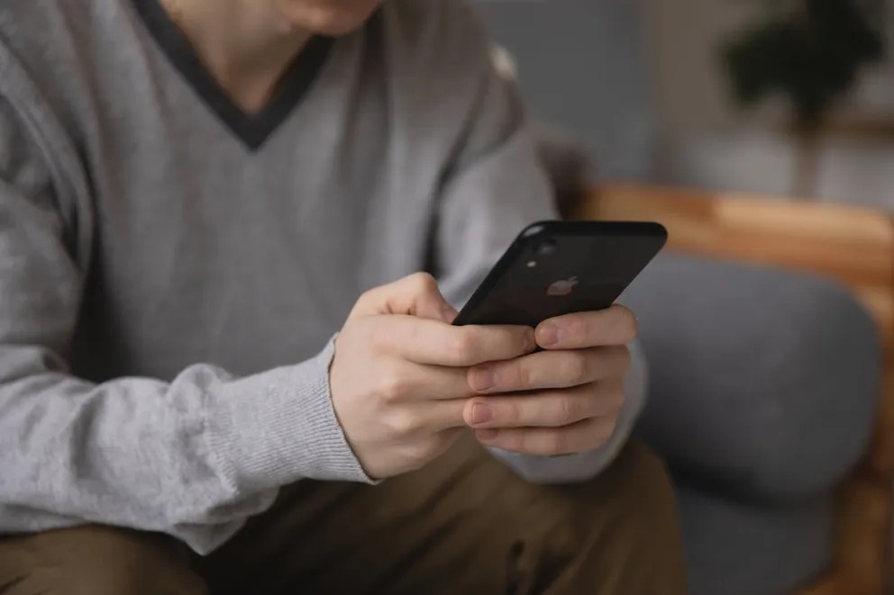 My New Husband Wanted To Give My Salary To His Mom — To "Teach Me How To Spend It" 4 download 17 3
