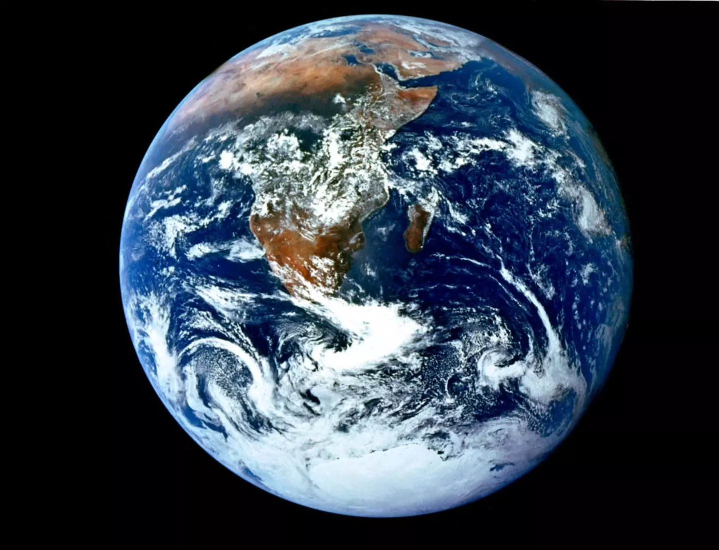 People can't believe what they're seeing after real distance between Earth and Moon is laid bare 2 download 7 1