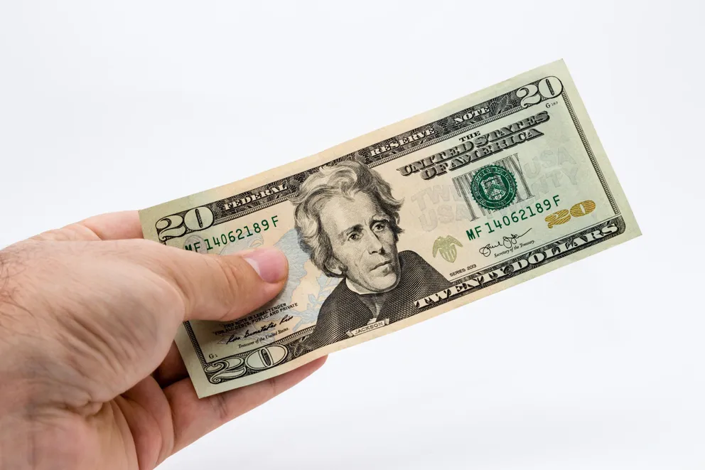 Husband Went to Friend's Wedding for 3 Days, Leaving Me and Kids $20 — He Fell to His Knees after What He Saw upon Returning 2 gggg 2