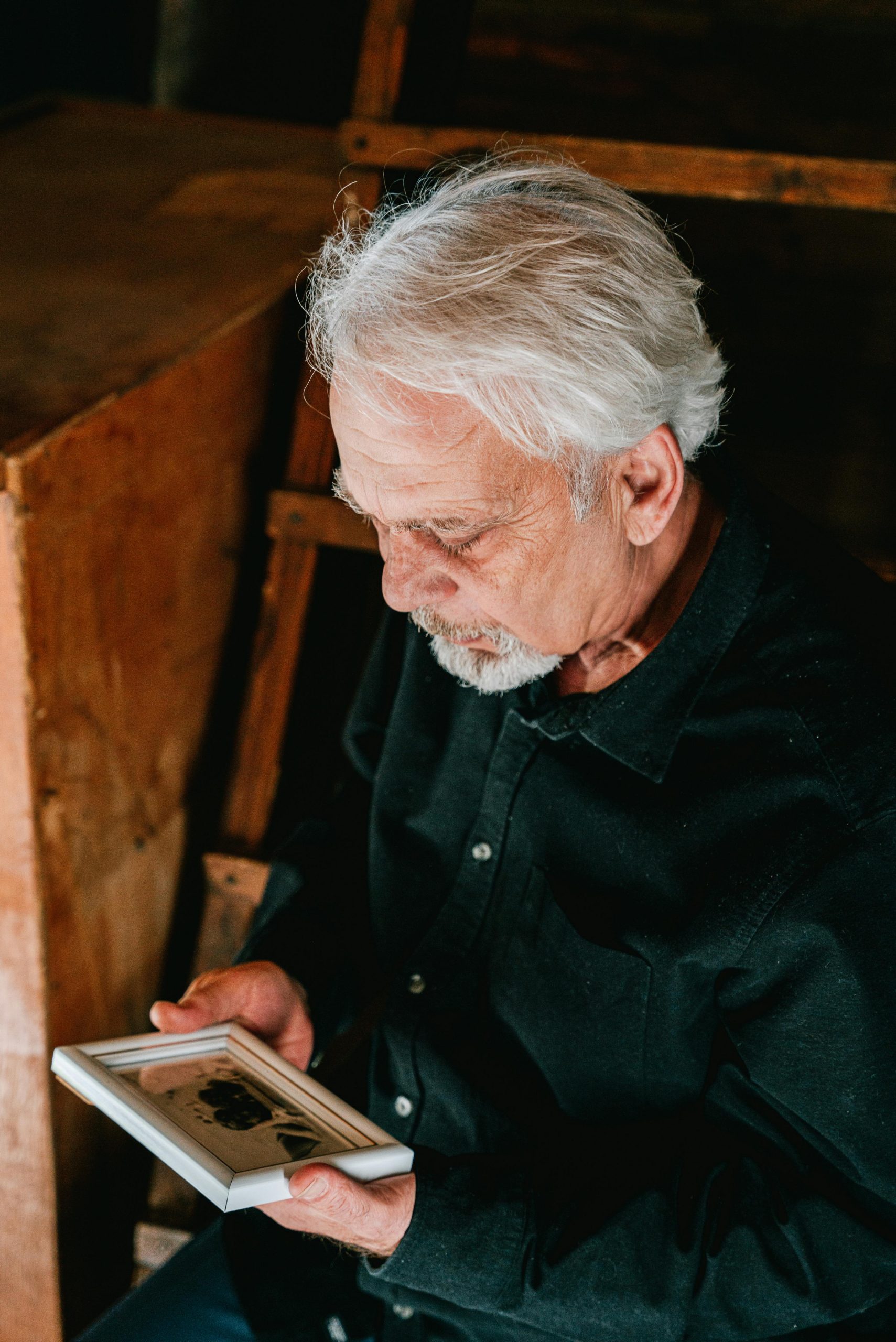 After 25 years, the father came to his daughter’s wedding — but he was turned away… 4 pexels ivan samkov 8964517 scaled