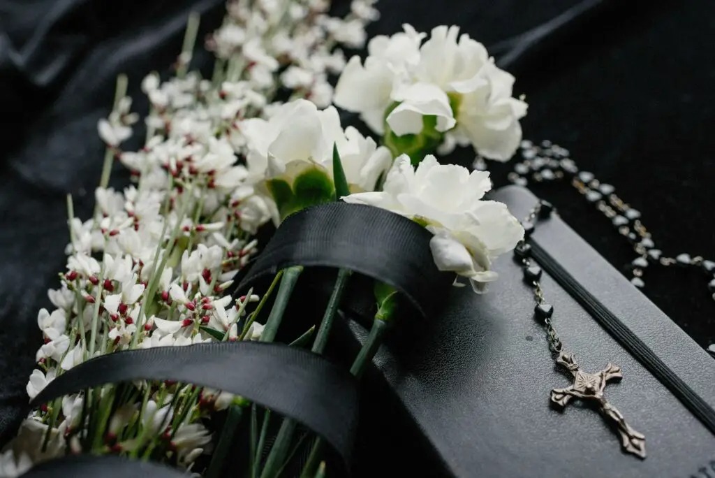 During the funeral, a crow lands on the little girl’s coffin 1 Pexels