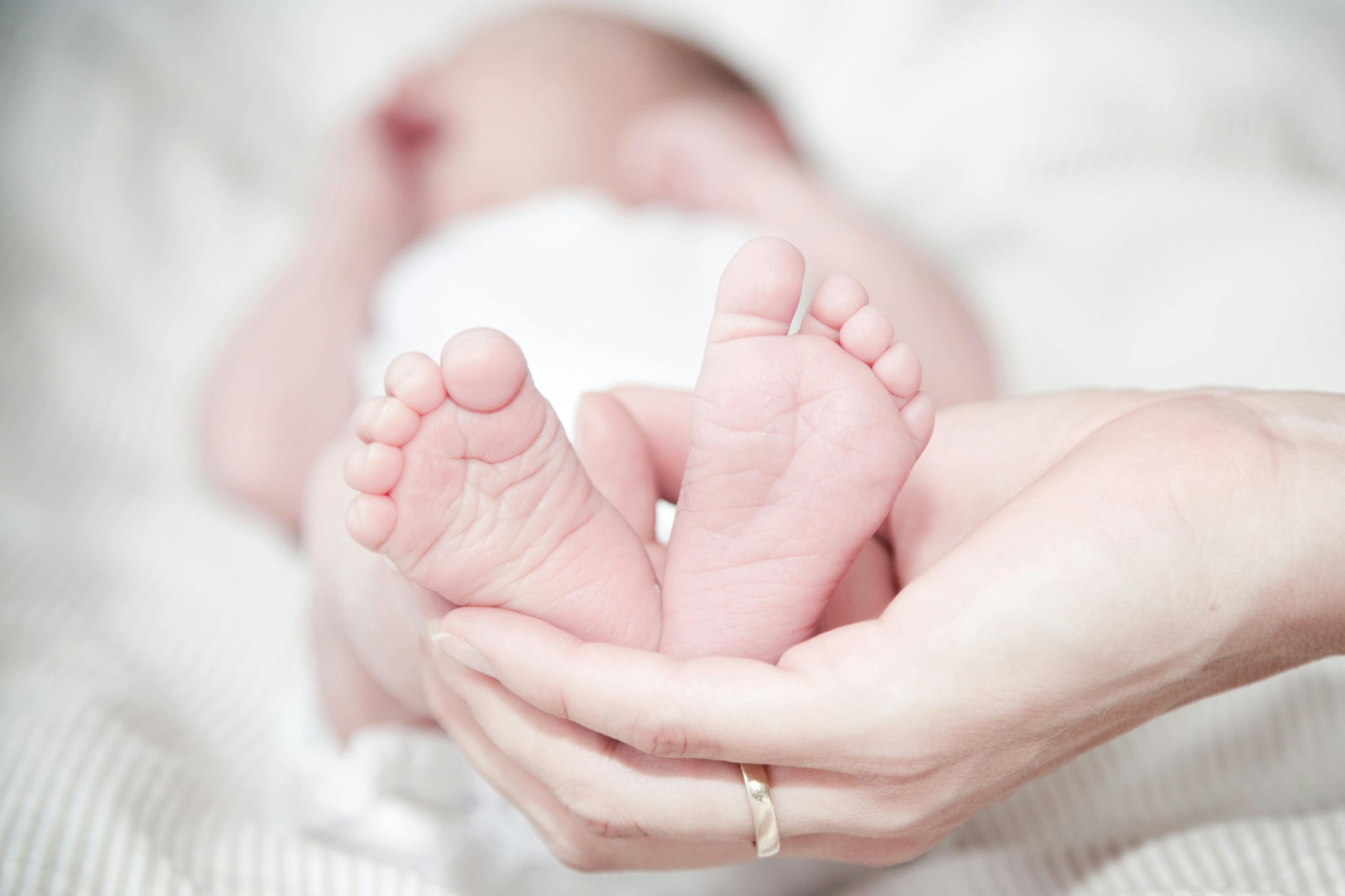 53-Year-Old Woman Gave Birth To Twins, But They Had The Same Birthmarks As Her Son-In-Law 4 pexels reneterp 325690 scaled