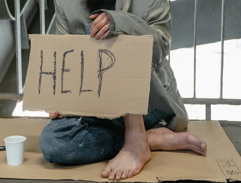 "Is It Really You?": Woman Recognizes The Homeless Man As Her Long-Missing Son 1 tyyr 13